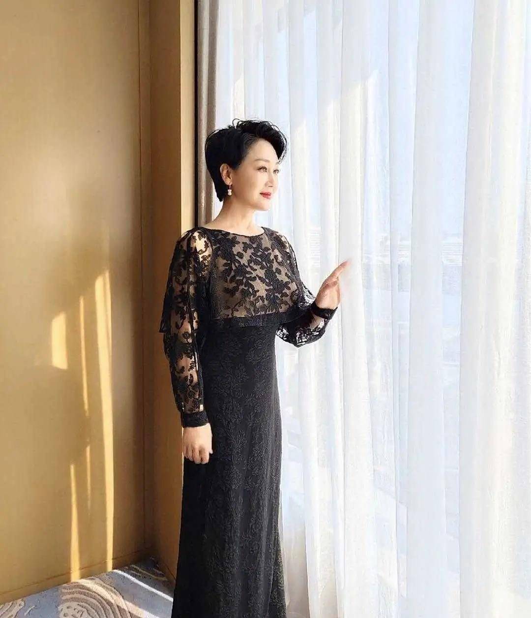 身材|王姬商演好出彩,穿蓝色衬衫配白裙好优雅,和女儿同框似同龄人