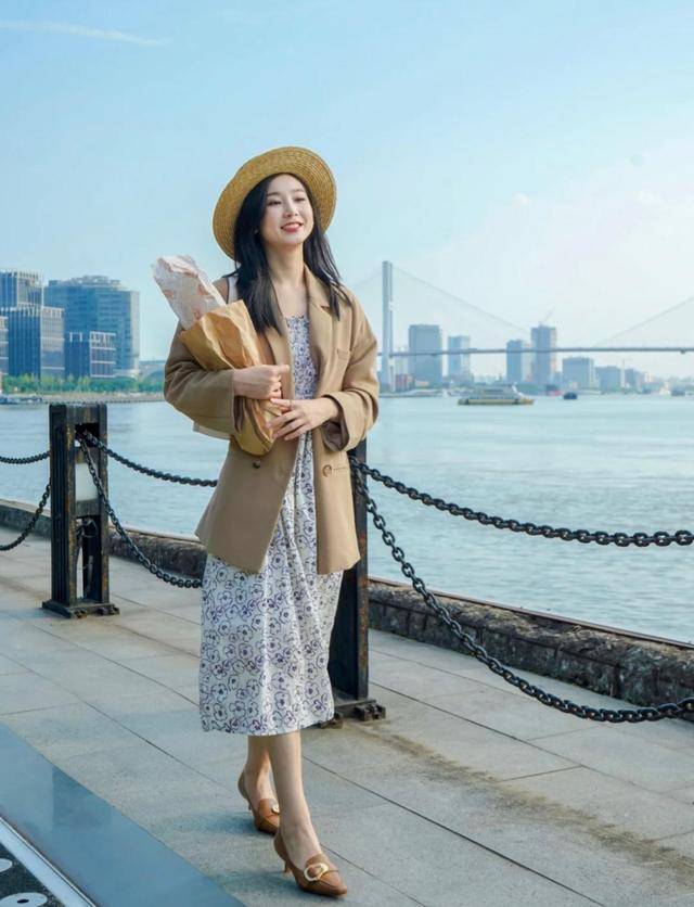 驼色|秋天驼色西装外套搭配打底碎花裙清清爽爽，高级又很温柔的颜色