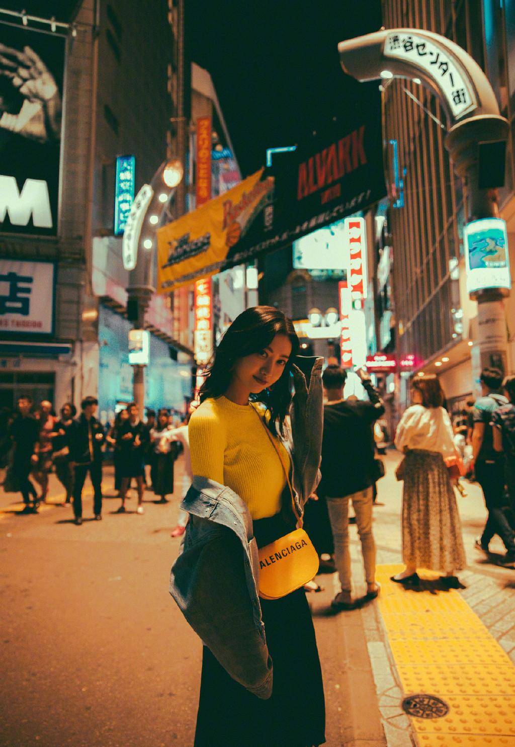 景甜|31岁景甜单身后变胖，罕见紧身衣显“沙漏型”身材，这打扮学不来