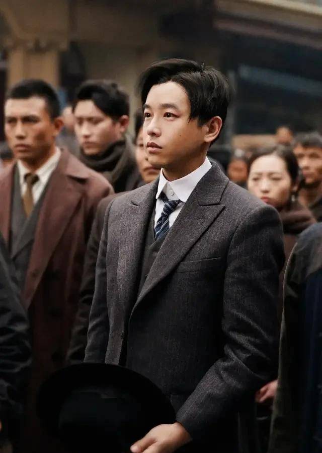 张颂文|同期第一，《人民日报》两次点赞，这部电影凭什么这么火？