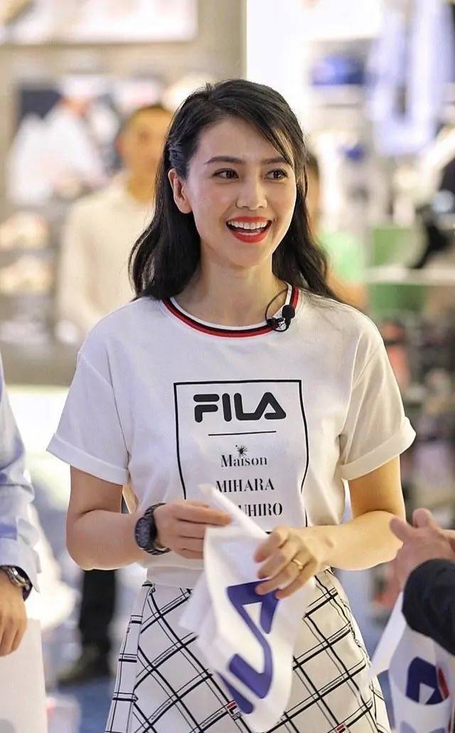 身材|高圆圆当妈后更自信，白色T恤配格子裙也能这么美，仿佛只有24岁