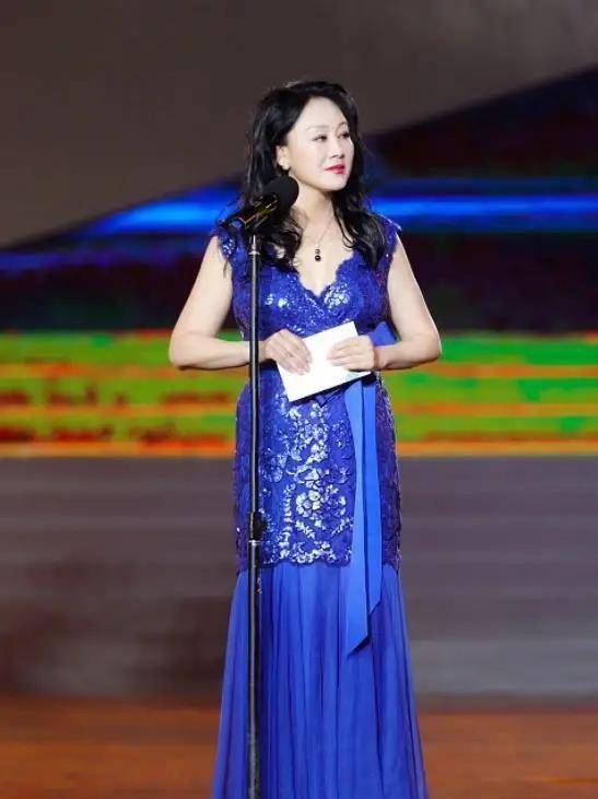 身材|王姬商演好出彩,穿蓝色衬衫配白裙好优雅,和女儿同框似同龄人