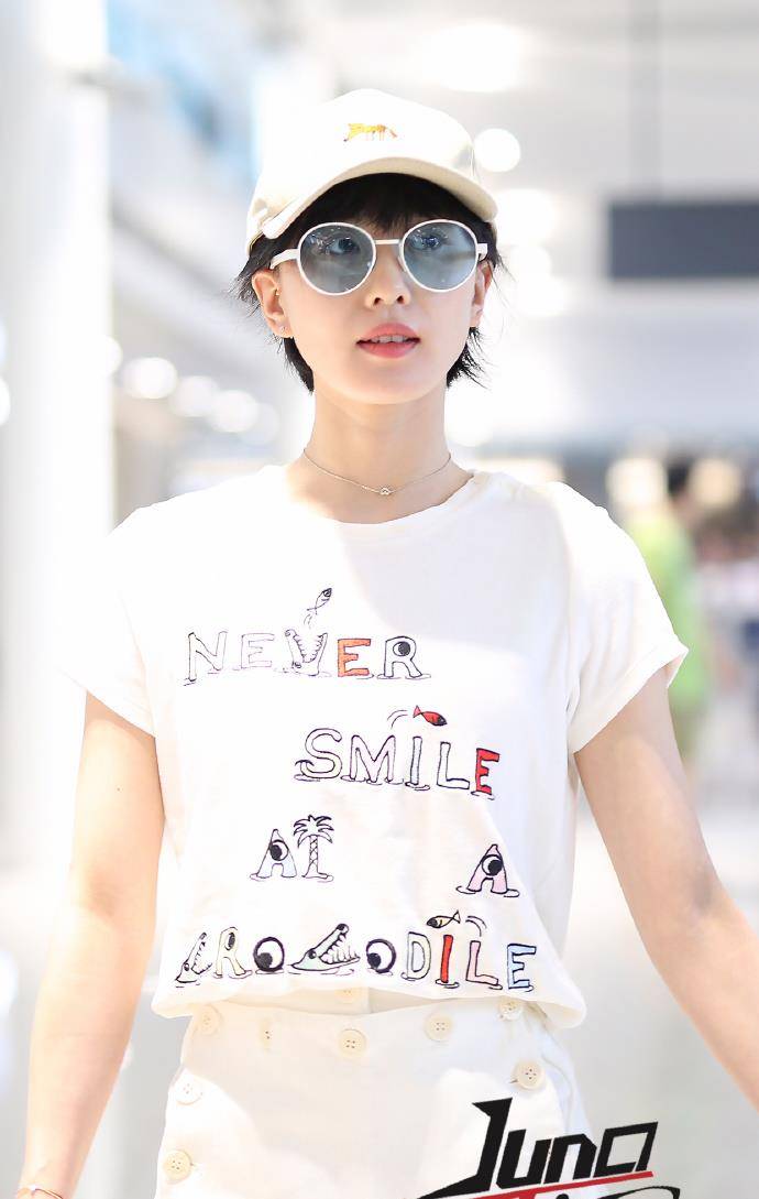 身材|刘诗诗吴奇隆罕见秀恩爱,穿T恤配休闲裤,网友:十指紧扣好恩爱