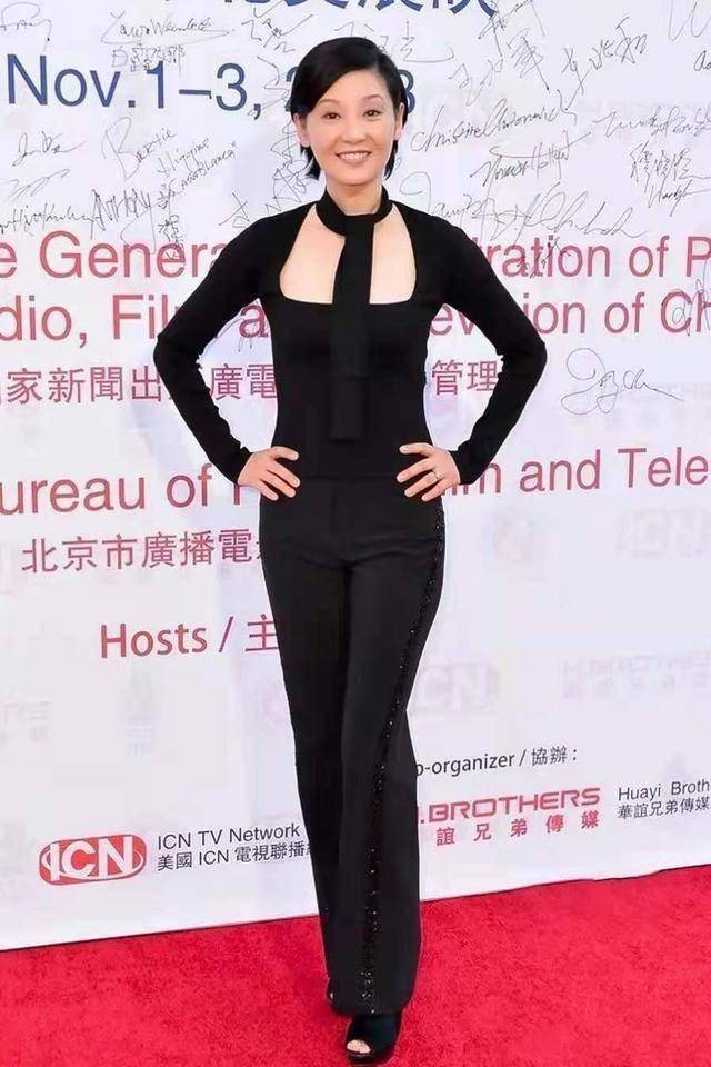 身材|徐帆难得高调秀身材，一袭抹胸连衣裙优雅温柔，女神范十足