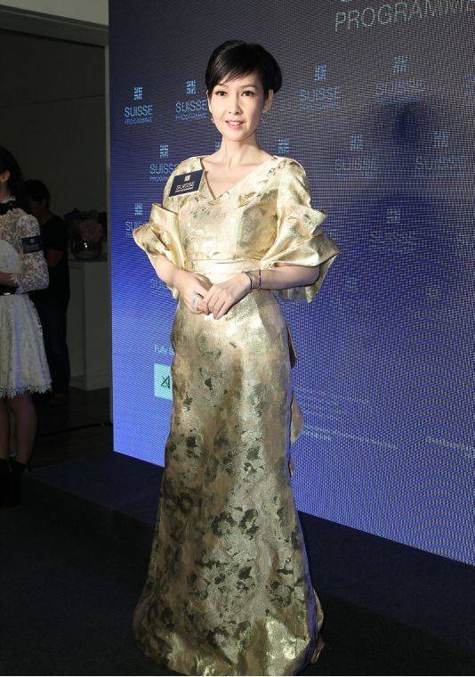 粉色|女人老了像周慧敏这样也挺好，优雅又端庄，穿粉色也依旧动人
