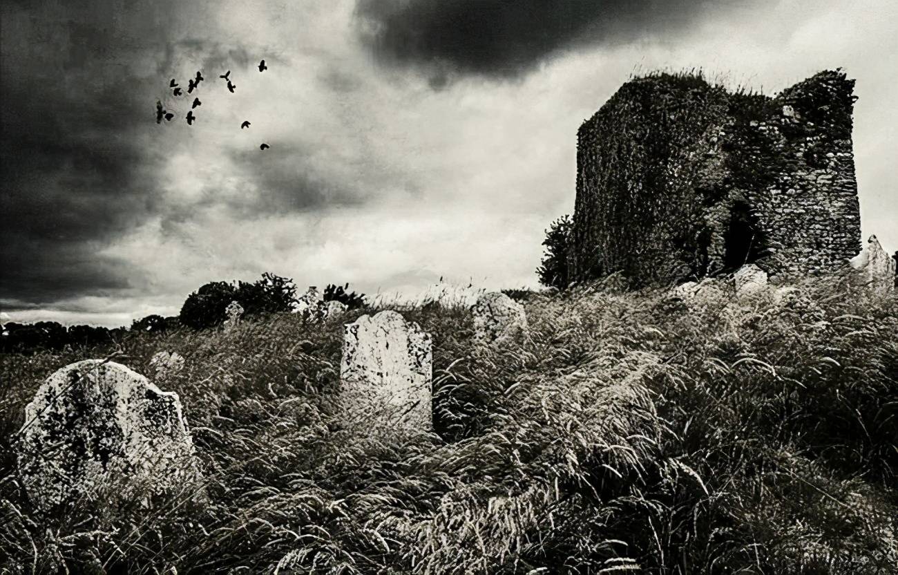 没有田地祖坟的穷人,也会将死去的亲人埋在这里,这才有了这片乱葬岗