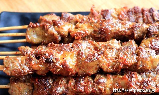 做法|羊肉串别出去买了，教你在家做，咬一口滋滋冒油，3斤羊肉不够吃