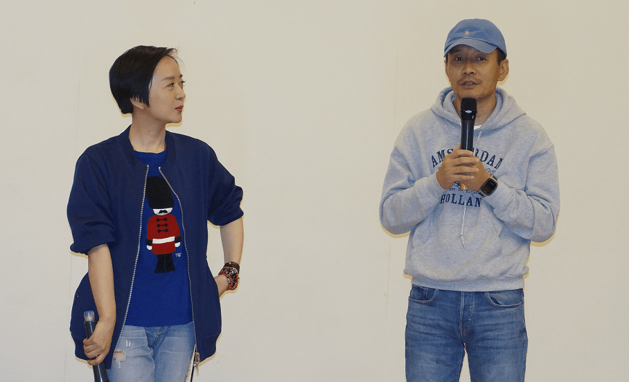 显得|江珊小3岁的二婚老公挺成熟的，把T恤当打底，穿得挺低调朴实的
