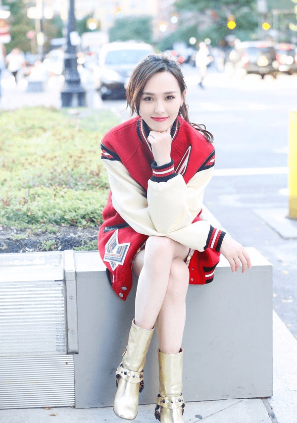 服装|唐嫣弄着双马尾毫不违和，“酒窝脸”显稚嫩，运动搭配很有少女感