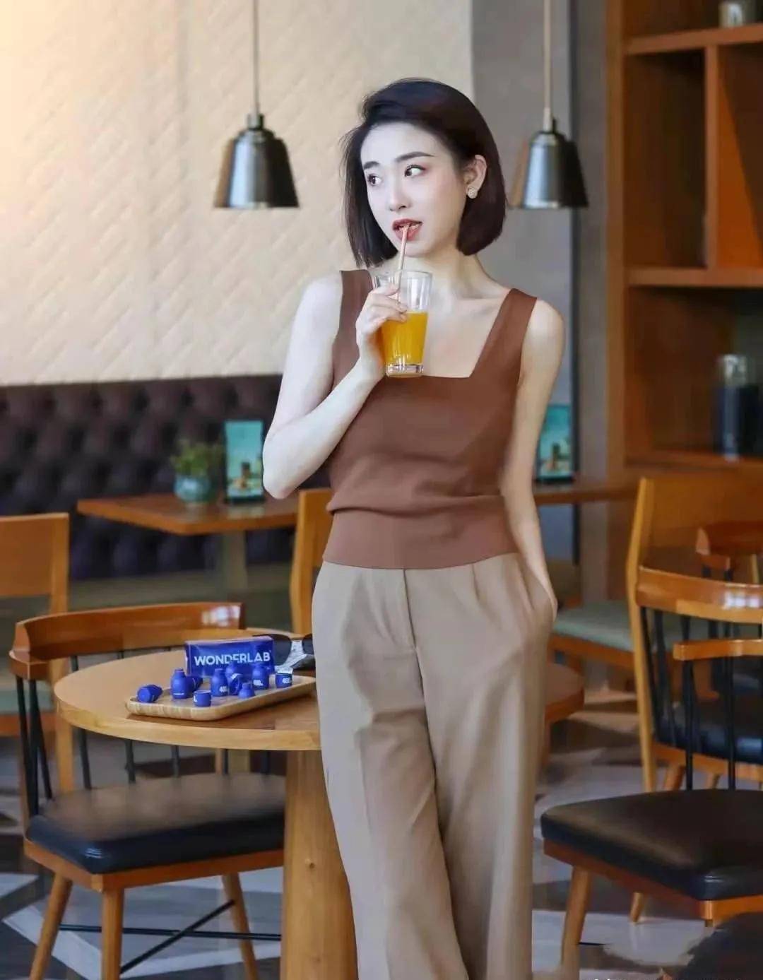 西装|中年妈妈建议少穿打底裤,多穿“烟管裤”,修饰腿型还显气质