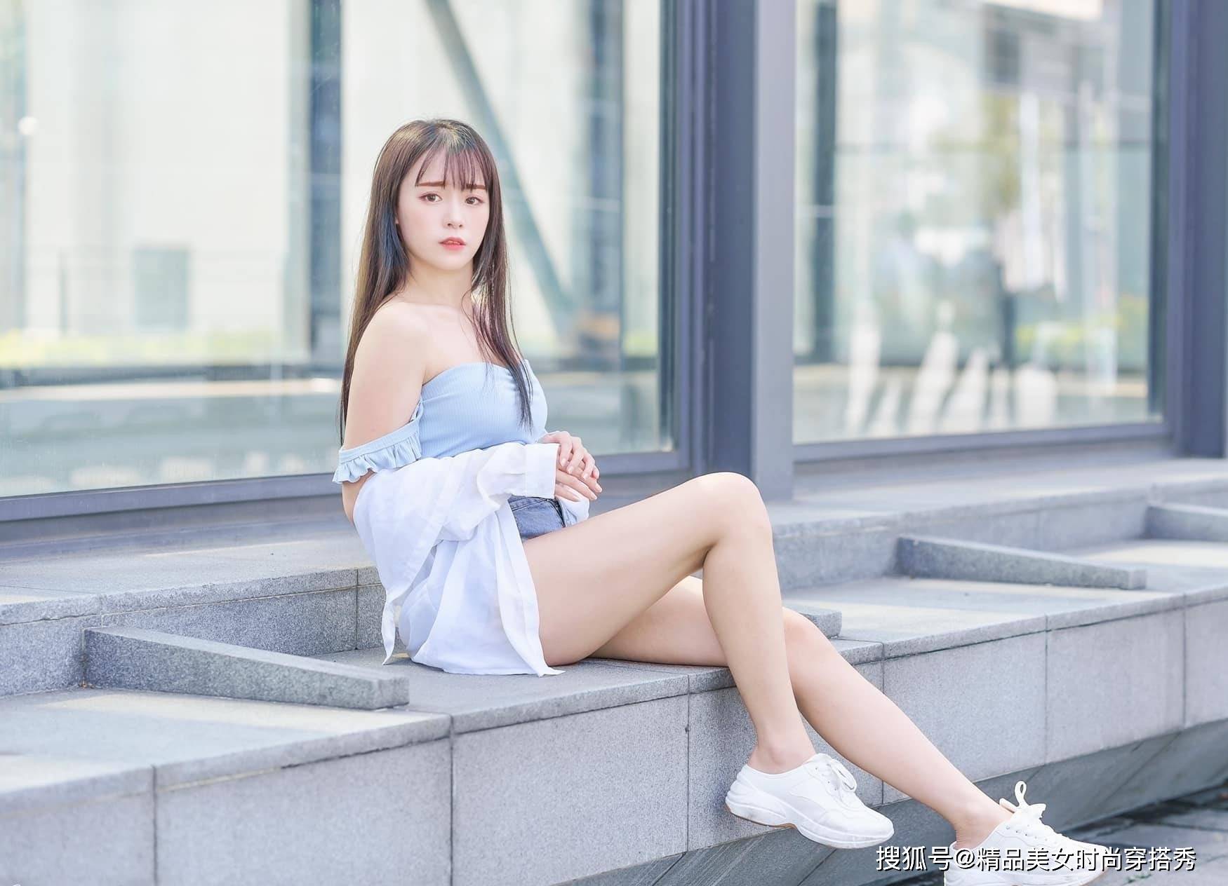 色调|高腰牛仔短裤上搭浅色吊带背心，清凉有型，减龄时尚，休闲范十足