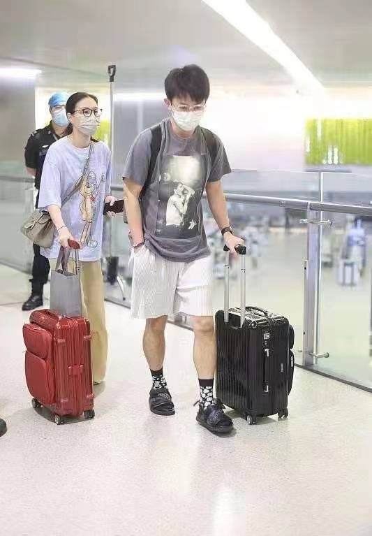 老公|吴敏霞孕后首露面，和老公同穿基础款走机场，打扮低调像邻家姐姐