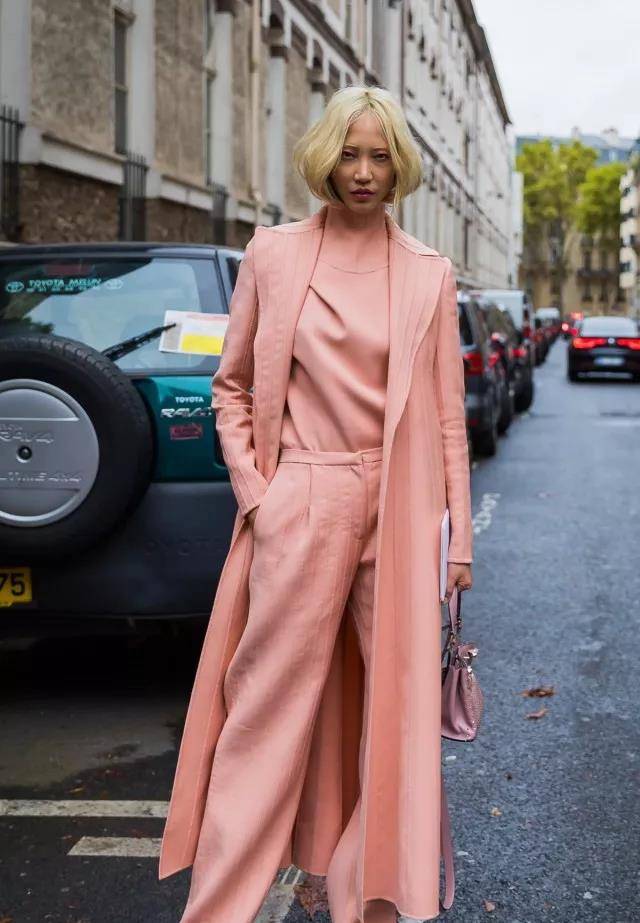 卫衣|汪峰带丈母娘聚餐,章子怡妈妈穿粉衣拎包真富态,大女儿侧颜惊艳