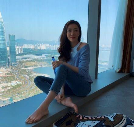 状态|熊黛林首次晒39超模脚，穿挂脖秀肩衫配牛仔裤，这身材比例我服了
