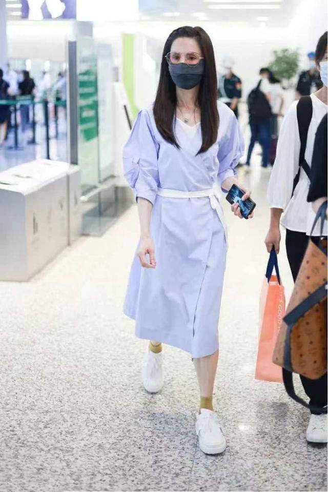 设计|李若彤“扮嫩”是一刻都不停，55岁依旧走小姑娘路线，敢穿就服她