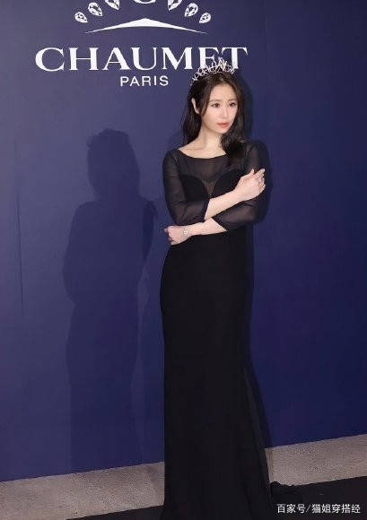 黑色|林心如复工蜕变成时尚女王，穿黑裙戴王冠真高贵，全程捧腹似怀孕
