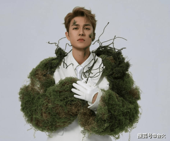 皮肤|41岁吴克群拍大片脸上黏草，皮肤光滑棱角分明，又高又瘦身材健硕