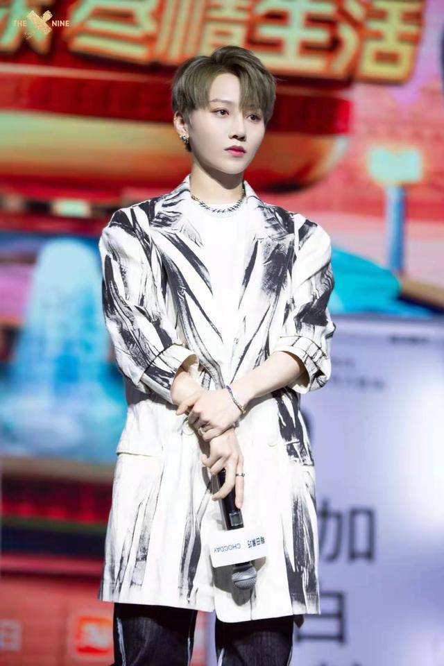 女孩子|女孩子帅气起来就没有男孩子事了，刘雨昕一身粉色西装，尽显时尚