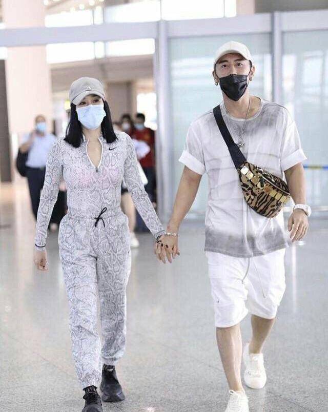 显得|网友偶遇钟丽缇拍戏，没修图的脸僵硬老得不真实，一点不自然！