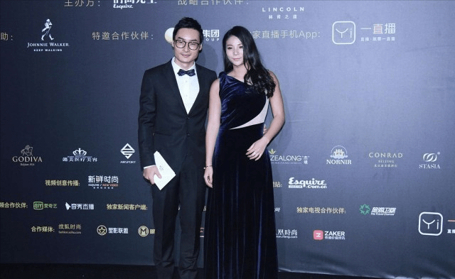 身材|真被何姿甜到了，穿银色一字肩裙优雅温柔，腰有点粗却不影响气质