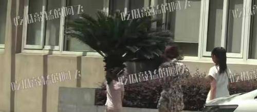 健美|马伊琍母女仨现身医院！瘦得厉害身材似麻杆，紧搂长女幼女受冷落