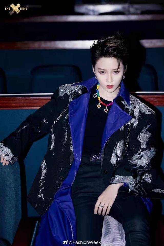 女孩子|女孩子帅气起来就没有男孩子事了，刘雨昕一身粉色西装，尽显时尚