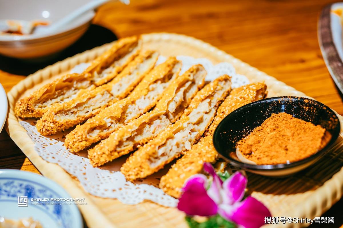 脆皮芝麻羊肉也很有特色,配上蘸料很过瘾.