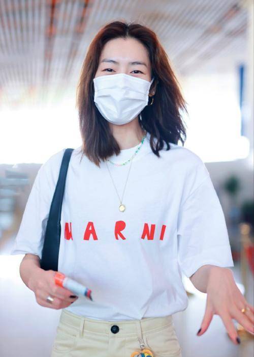 黑色|有一种高级感叫大表姐刘雯，T恤搭阔腿裤走机场，潇洒又有气场