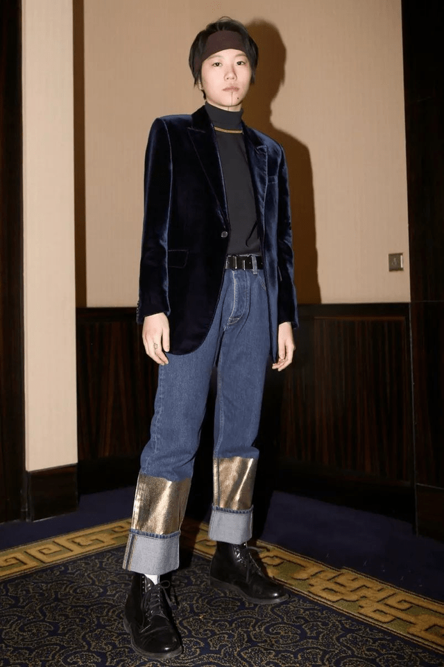 中性|窦靖童又作妖，彩虹T恤配背带裤中性利落真个性，品味和妈没得比