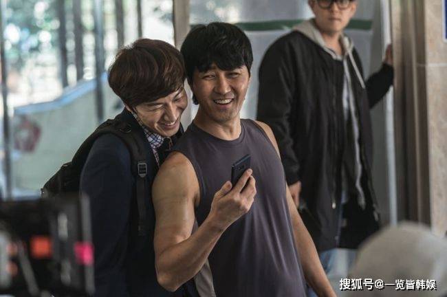 近段时间,李光洙为了宣传自动机新电影《天坑》有不少的工作行程,除了