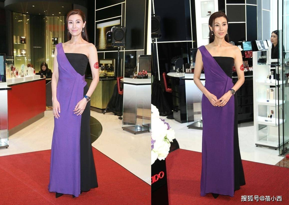设计|李嘉欣老了也惊艳,一袭斜肩抹胸裙时髦又优雅,原装五官真耐看