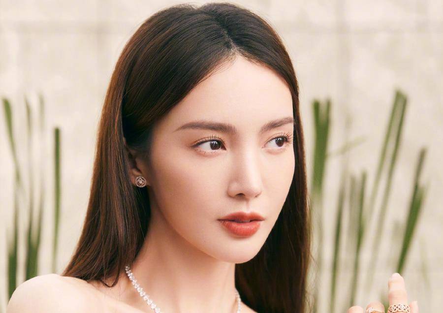 显得|嘉人晚会生图：金晨低领衬衫抢眼，周也搭配成败笔，她是最大亮点