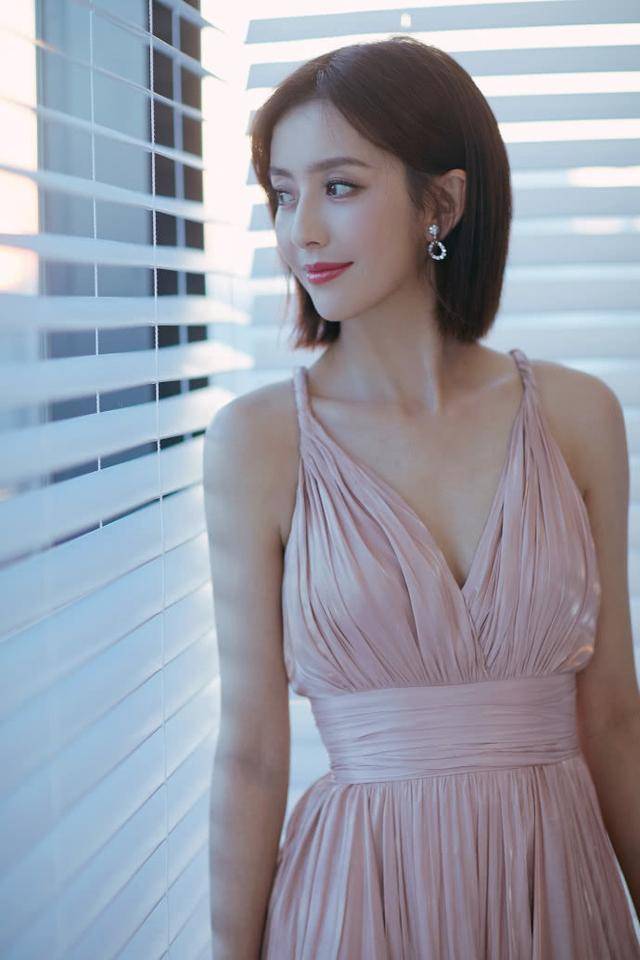 佟丽娅|佟丽娅瘦到撑不起吊带裙，同样的坑周冬雨也踩过，看完不想减肥了