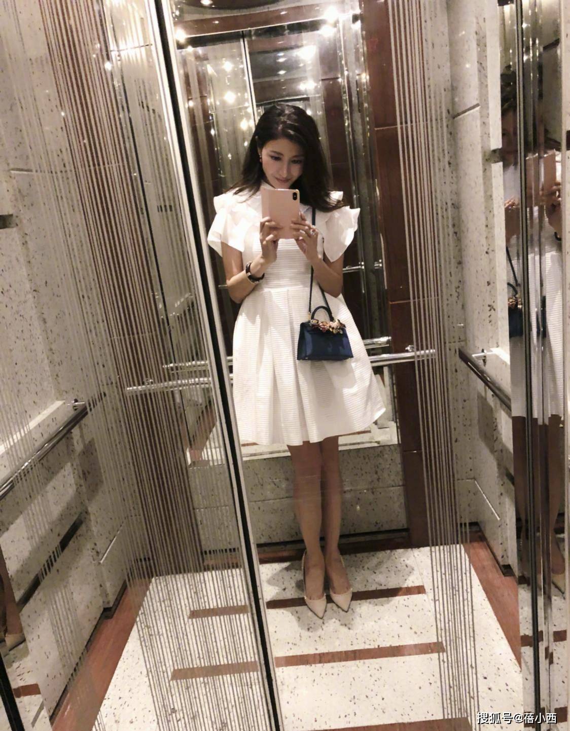 设计|李嘉欣老了也惊艳,一袭斜肩抹胸裙时髦又优雅,原装五官真耐看