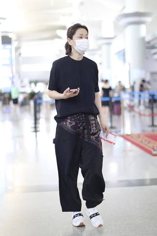 丝巾|毛阿敏穿出奶奶辈的“潮流感”,把丝巾拼在裤子上,比年轻人时髦