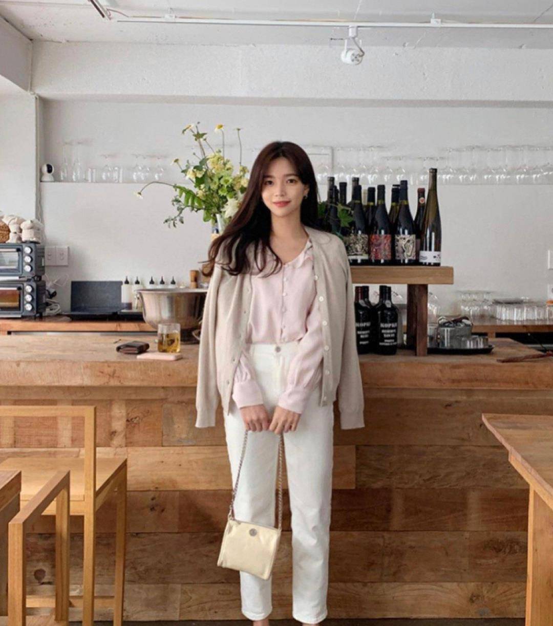 下装|30岁女人多穿针织开衫,今年流行搭配这4条裤子,很优雅又显瘦!