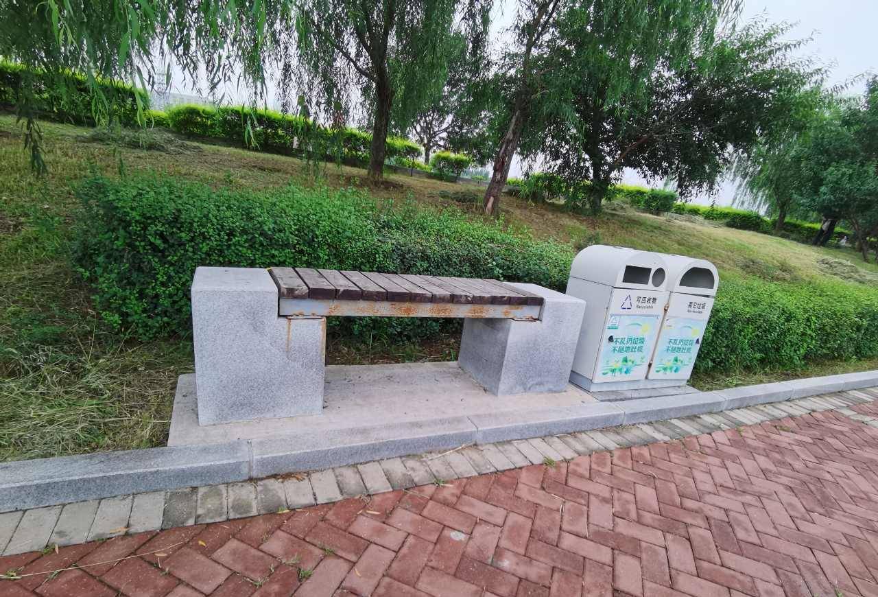 奇葩设计！座位紧挨着垃圾桶，锦州女儿河公园规划者是怎么想的？