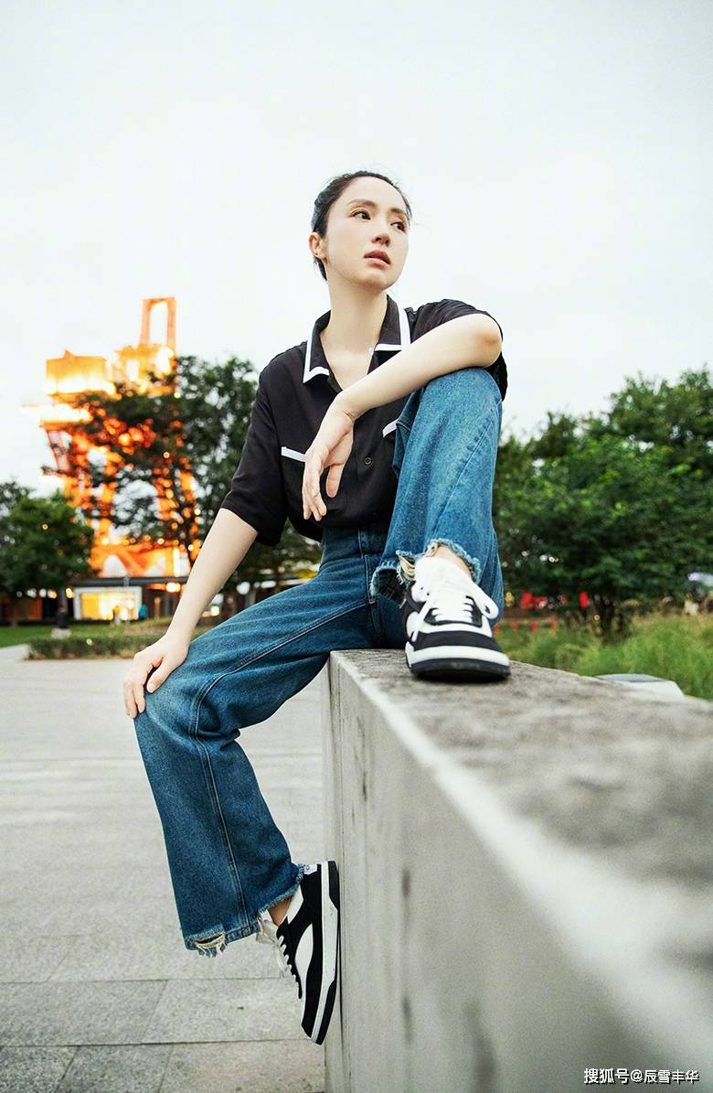 董璇|董璇穿衣太随意了！衬衫“塞进”裤腰里真老套，换个方法会更时髦