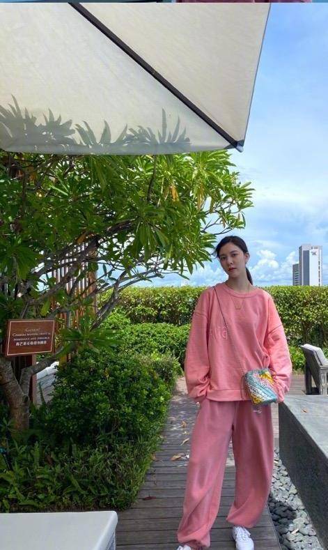 身材|宋妍霏少女心爆棚，身穿粉色短裙变身小公主，身材简直A爆了