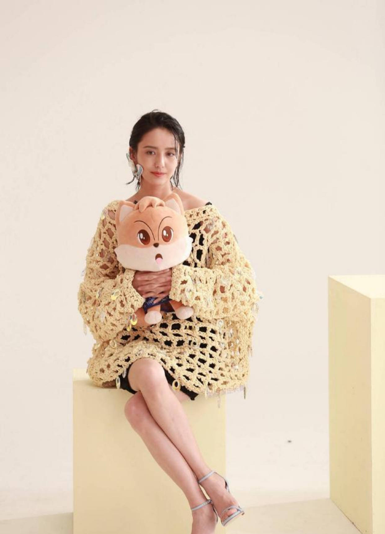 佟丽娅|佟丽娅瘦到撑不起吊带裙，同样的坑周冬雨也踩过，看完不想减肥了