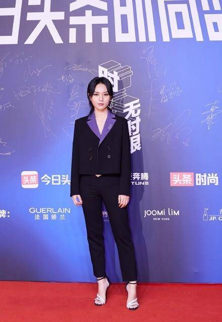 盛典|头条时尚盛典！老谋深算周海媚礼服公主发箍太抢镜，姜还是老的辣