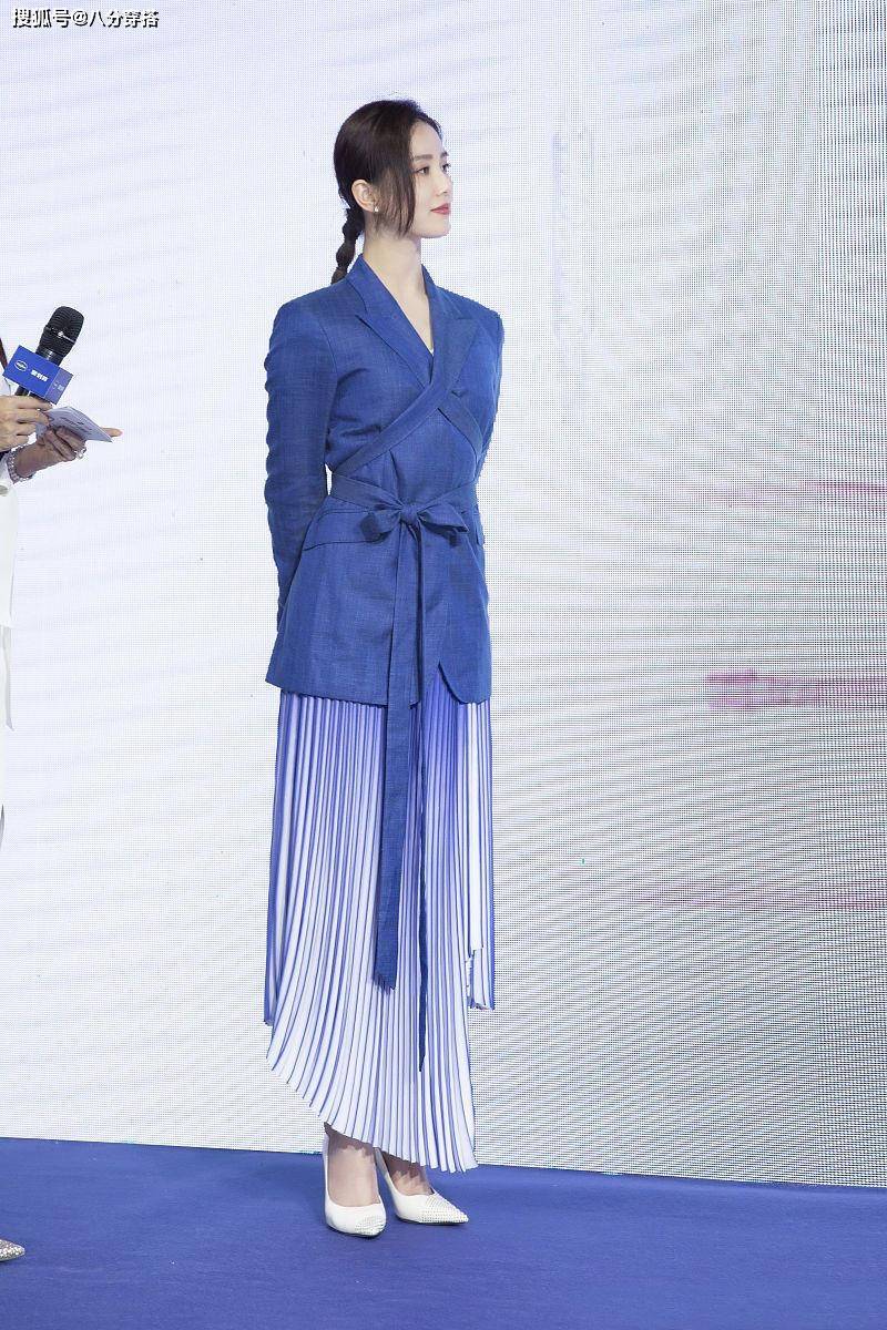 蓝色|刘诗诗气质这块就没输过，蓝色西装配百褶裙知性干练，优雅大方