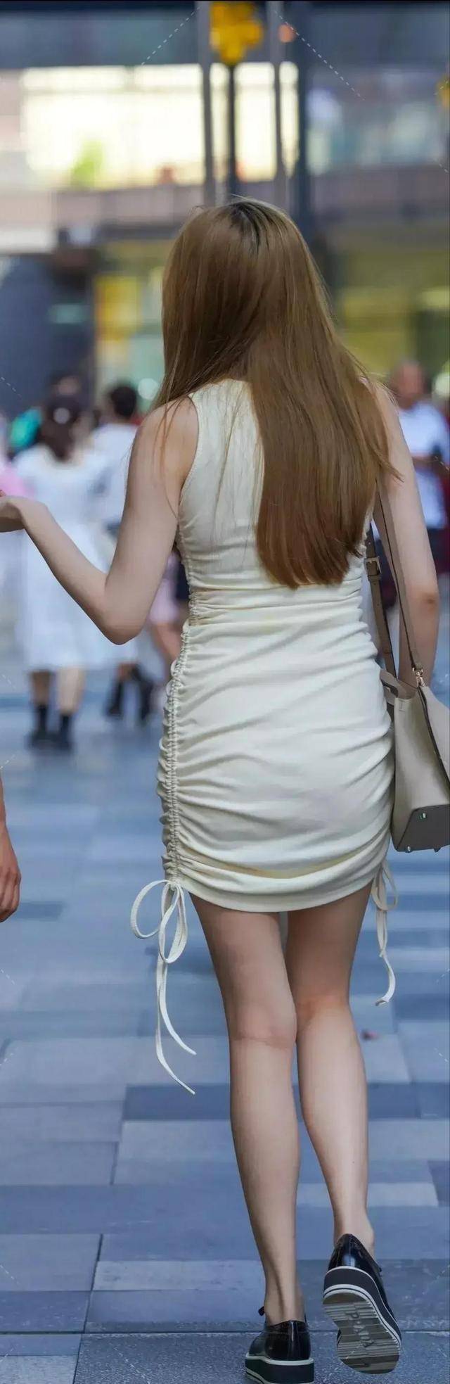高跟鞋|女人不管多大年纪，穿上连衣裙充满新鲜感，温柔端庄有气质