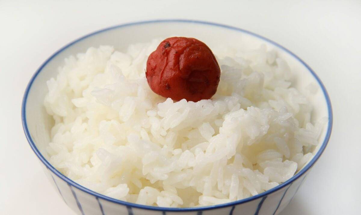 电饭煲|煮米饭，只加水是大错，教你2个技巧，米饭粒粒分明，又香又软