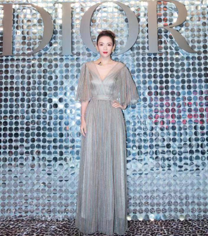 身材|42岁的章子怡亮相活动，虽然已是孩子的妈，但穿薄纱连衣裙仍惊艳