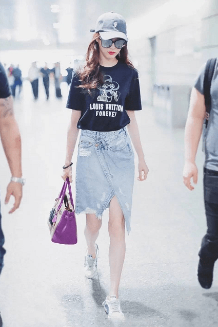 青春|唐嫣当妈后更会打扮，穿错位式半裙走机场，新潮减龄美成小姑娘！