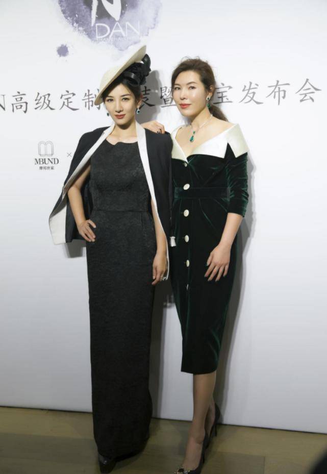 黑色|真是服了黄奕的衣品，穿个“液体裙”秀身材，绑蝴蝶结真个性