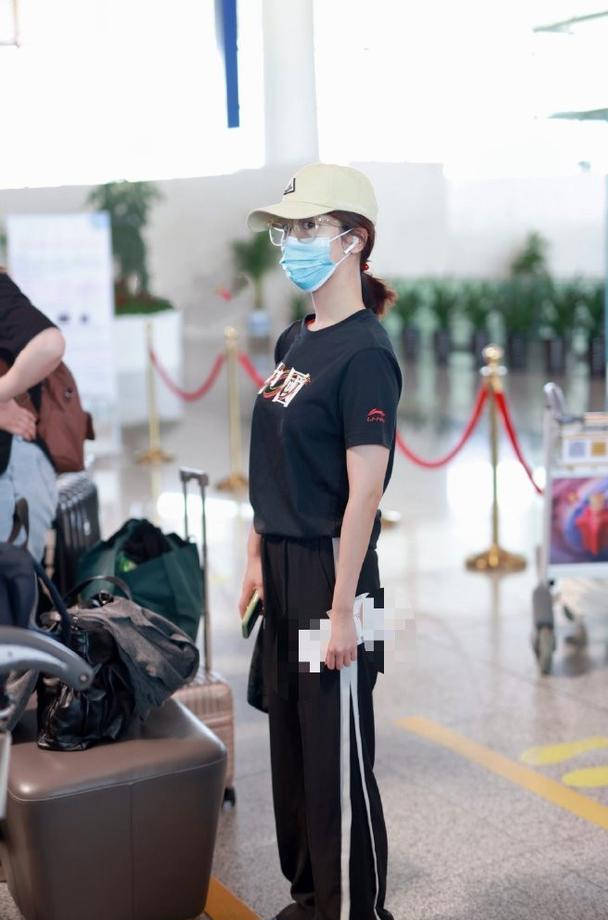 黑色|杨紫穿衣终于找对风格，穿“校服裤”走机场，甜美减龄美成学生妹！