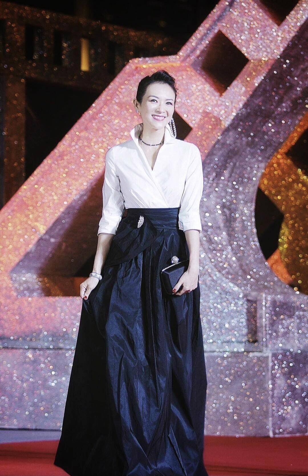 身材|42岁的章子怡亮相活动，虽然已是孩子的妈，但穿薄纱连衣裙仍惊艳