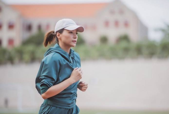 颜色|董卿跑步被拍，穿运动装刻意掩饰身材，不修饰的脸却是真实老人！